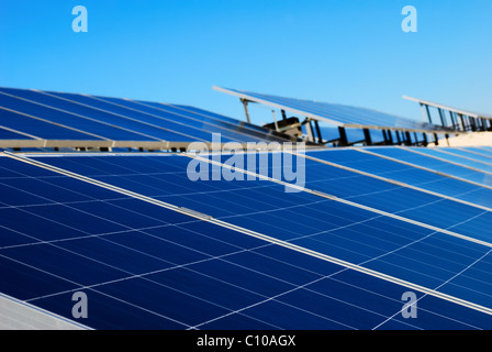 L'installation du panneau solaire bleu Banque D'Images