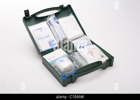 Une photographie de l'intérieur d'une boîte de secours, montrant les pièces du matériel à l'intérieur. Banque D'Images