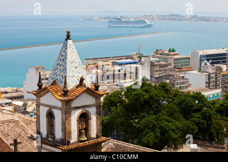 Santa Casa de Misericordia da Bahia, bateau de croisière qui arrivent au Salvador, Brésil Banque D'Images