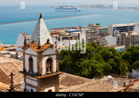 Santa Casa de Misericordia da Bahia, bateau de croisière qui arrivent au Salvador, Brésil Banque D'Images