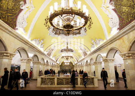 Plafond voûté et des lustres spectaculaires dans la station de métro Komsomolskaya de Moscou, Russie Banque D'Images