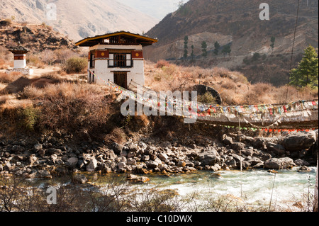 Pont suspendu pour piétons bhoutanais sur une rivière à la maison de l'Iron Master près de Paro, Bhoutan Banque D'Images