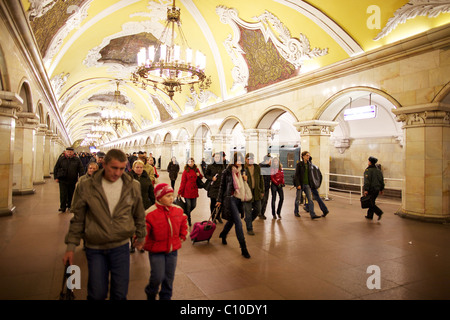 Plafond voûté et des lustres spectaculaires dans la station de métro Komsomolskaya de Moscou, Russie Banque D'Images