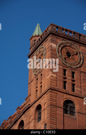 Canada, Québec, Montréal. L'horloge de la tour historique, New York Life Building. Banque D'Images