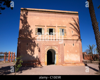 Façade du 19e siècle pavillon au Jardins de la Menara Marrakech Maroc Banque D'Images