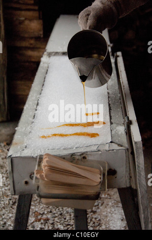 Canada, Québec, Saint-Augustin-de-Desmaures. Le Chemin du Roy (aka cabane à sucre). 'Snow Maple taffy'. Sirop d'érable. Banque D'Images