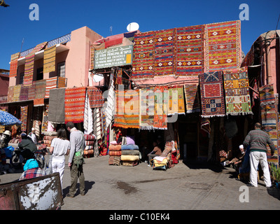 Façade de magasins vendeurs de tapis marquant l'entrée du souk aux tapis sur Rahba Qedima square Marrakech Maroc Banque D'Images