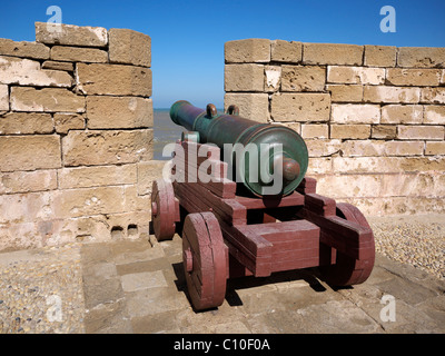 Canons hollandais faites par Adrianus Crans dans La Hague installé sur les remparts à Essaouira Maroc Banque D'Images