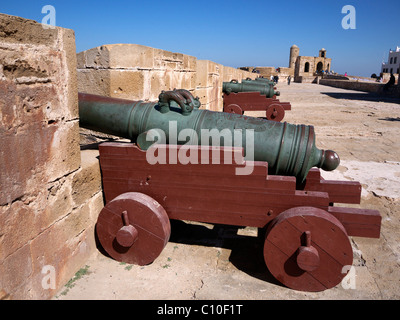 Canons hollandais faites par Adrianus Crans dans La Hague installé sur les remparts à Essaouira Maroc Banque D'Images