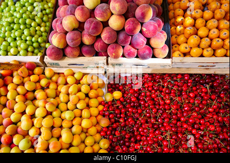 Pêches fraîches, abricots et cerises sur un fruit market stall, Syros, Grèce Banque D'Images