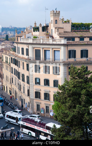 Prise depuis la terrasse du monument Vittorio Emmanuele, vue du Palais Massimo di Rignano, conçue par Carlo Fontana, à Rome. Banque D'Images