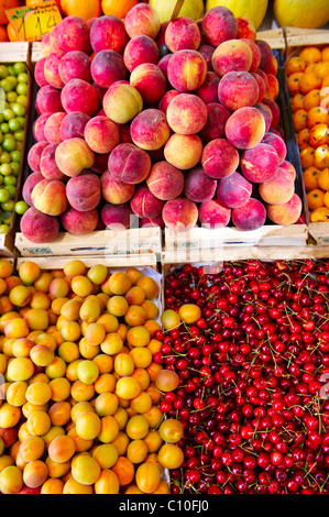 Pêches fraîches, abricots et cerises sur un fruit market stall, Syros, Grèce Banque D'Images