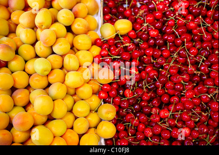 Pêches fraîches, abricots et cerises sur un fruit market stall, Syros, Grèce Banque D'Images