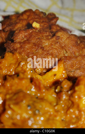 Image de bhajis oignon et pommes de terre bombay on white plate Banque D'Images