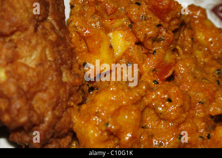 Image de bhajis oignon et pommes de terre bombay on white plate Banque D'Images