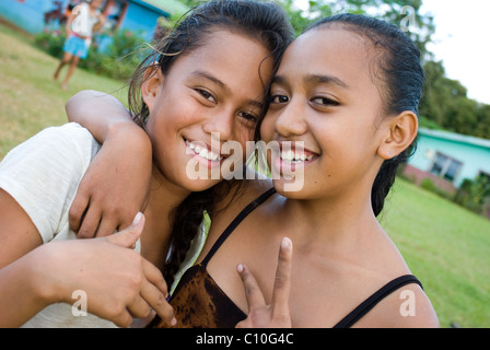 Les filles sur Atiu Îles Cook Banque D'Images