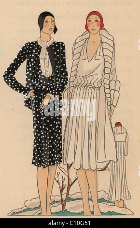 Femme en après-midi ensemble en noir à pois noir panne et chapeau cloche, et la femme en robe blanche de l'après-midi en crêpe de satin. Banque D'Images