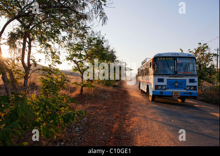 Indian bus / autocar voyager tôt le matin au lever du soleil à la campagne. L'Andhra Pradesh, Inde Banque D'Images