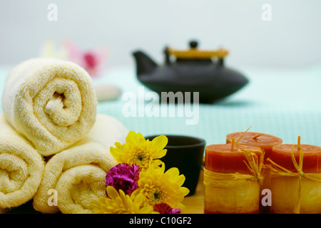 The composition of teapot, towels and candles - spa Banque D'Images
