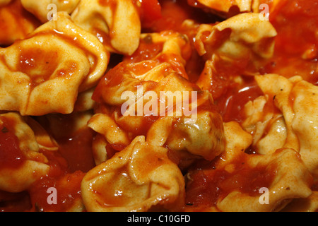 Tortelloni ricotta épinards et recouverts d'une sauce tomate cerise italien, la cuisson dans le moule Banque D'Images