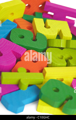 Pile de lettres couleur bois jouet enfant Banque D'Images