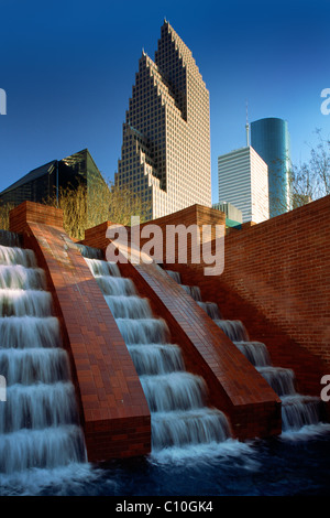 'Cascade au Wortham' dans le centre-ville de Houston's Riverwalk area. Banque D'Images