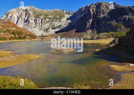 Le pittoresque lac peu profond col Tioga dans Yosemite Park aux Etats-Unis. Midi d'automne Banque D'Images