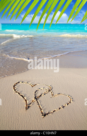 Coeurs amoureux écrit dans le sable de plage des Caraïbes mer aqua tropical Banque D'Images