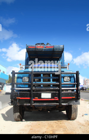 Grunge de vieux camion sous un ciel bleu Banque D'Images