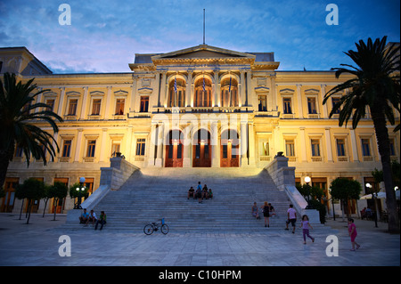 L'Hôtel de ville néo-classique d'Ermoupolis, Place Miaoulis, Syros [ ] , Σύρος Îles Cyclades grecques Banque D'Images