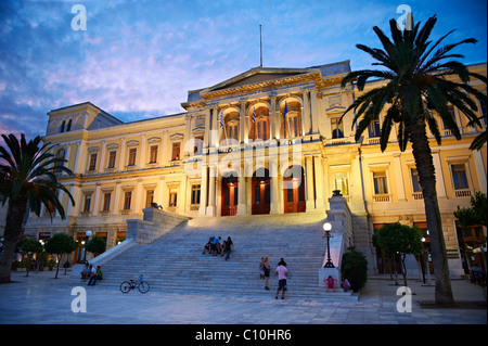 L'Hôtel de ville néo-classique d'Ermoupolis, Place Miaoulis, Syros [ ] , Σύρος Îles Cyclades grecques Banque D'Images