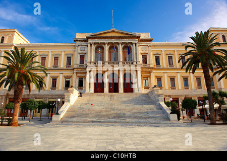 L'Hôtel de ville néo-classique d'Ermoupolis, Place Miaoulis, Syros [ ] , Σύρος Îles Cyclades grecques Banque D'Images