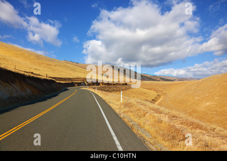 Les routes américaines. La magnifique route passe entre les collines de la Californie d'automne Banque D'Images