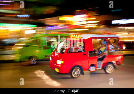 Tuk-tuks qui transportent des passagers, Patong, Phuket, Thaïlande du Sud, Thaïlande, Asie du Sud, Asie Banque D'Images