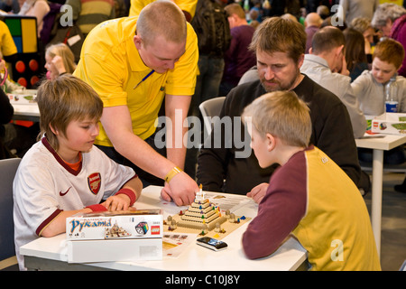 Père et les garçons jouant avec Ramses Pyramid jeux Lego Lego à l'exposition mondiale au Danemark Banque D'Images