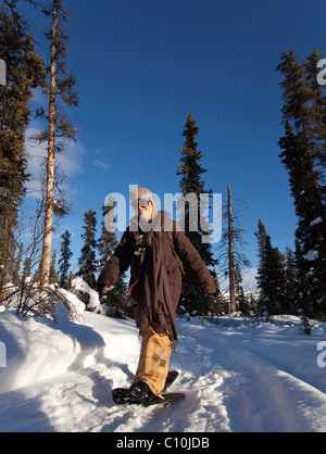 Jeune femme en raquettes, randonnées en raquettes, près de Fish Lake, Yukon Territory, Canada Banque D'Images