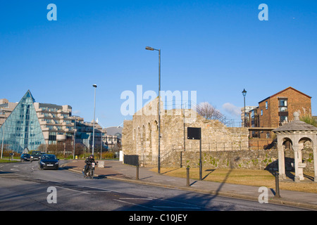 De Vere Grand Harbour Hotel et une partie de l'enceinte médiévale de la vieille ville connue sous le nom d'arcades, Town Quay, Southampton Banque D'Images
