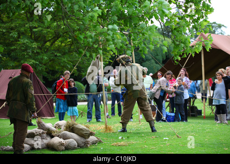 WW2 Reconstruction des soldats de l'armée britannique la conduite pratique à baïonnette Banque D'Images