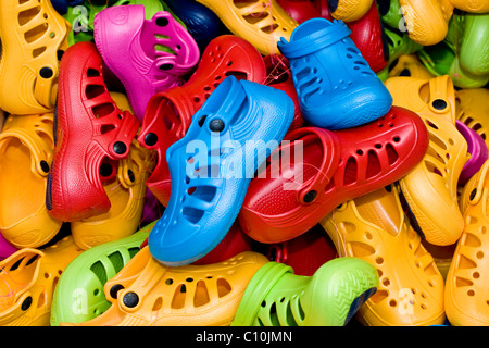 Tas de chaussures Crocs en plastique Banque D'Images