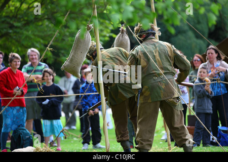 WW2 Reconstruction des soldats de l'armée britannique la conduite pratique à baïonnette Banque D'Images