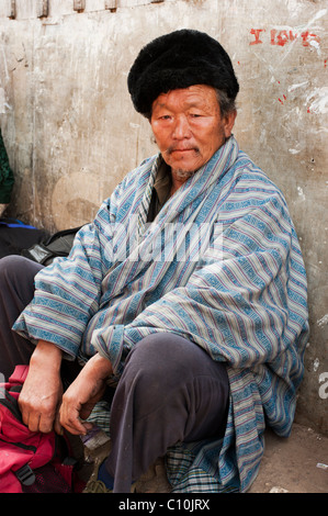 Portrait d'un homme d'un Bhoutanais locale rurale en habit traditionnel portant un chapeau de fourrure Banque D'Images