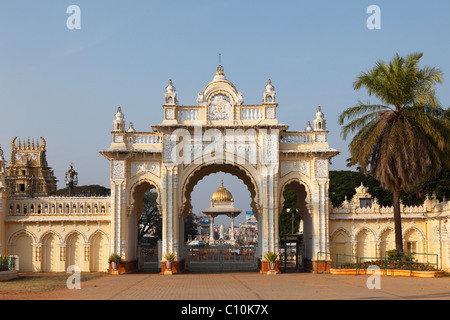 Porte nord de la Maharaja's Palace Mysore Palace, Chamaraja Circle, Mysore, Karnataka, Inde du Sud, Inde, Asie du Sud, Asie Banque D'Images