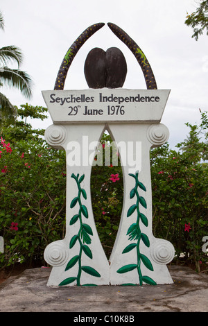 Monument de l'indépendance, Grand Anse, Praslin Island, Seychelles, Afrique, Océan Indien Banque D'Images