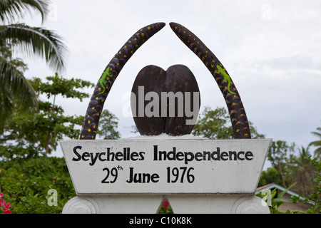 Monument de l'indépendance, Grand Anse, Praslin Island, Seychelles, Afrique, Océan Indien Banque D'Images