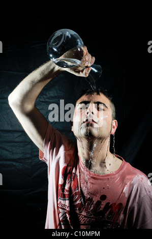 Homme verser de l'eau sur la tête Banque D'Images