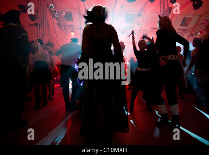 Les gens danser profiter de la vie nocturne pendant les Jours Fous du carnaval de Cologne (Allemagne) Banque D'Images