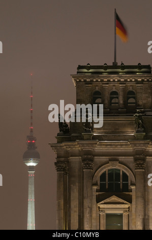 Le parlement du Reichstag et la tour de télévision, crépuscule, hiver, Berlin, Germany, Europe Banque D'Images