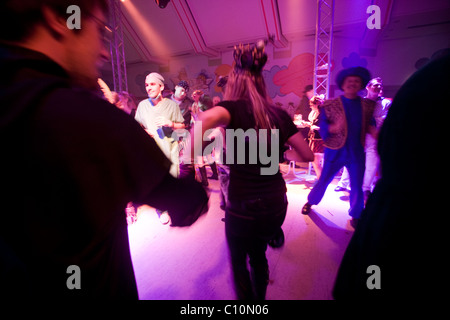 Les gens danser profiter de la vie nocturne pendant les Jours Fous du carnaval de Cologne (Allemagne) Banque D'Images