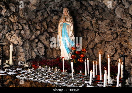 Grotte de dévotion avec Madonna et bougies votives dans la cour de la basilique basilique Goessweinstein Banque D'Images