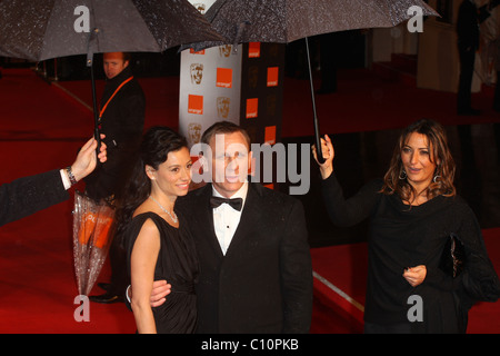 Daniel Craig avec son épouse Satsuki Mitchell l'Orange British Academy Film Awards (BAFTA) 2009 - Londres, l'extérieur du hall des arrivées. Banque D'Images